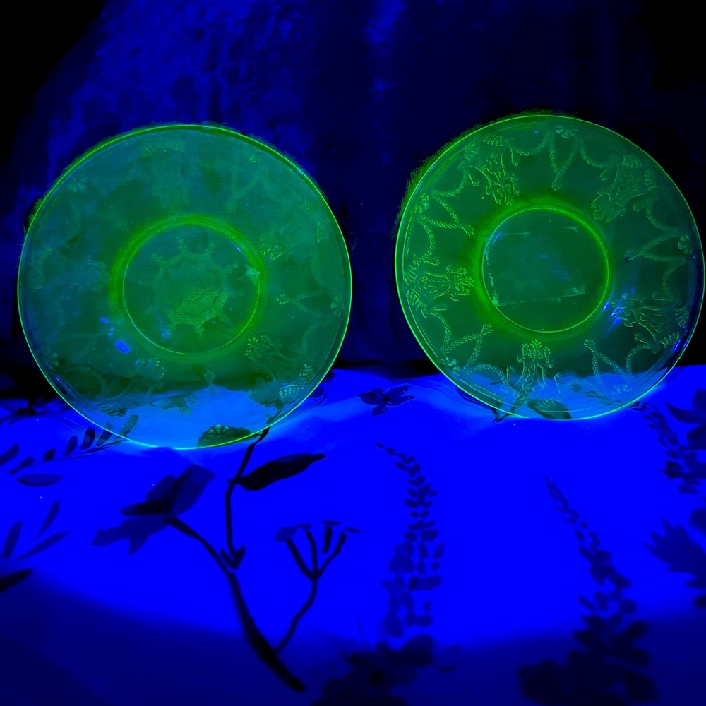 Vintage uranium tea plates 4in diameter
